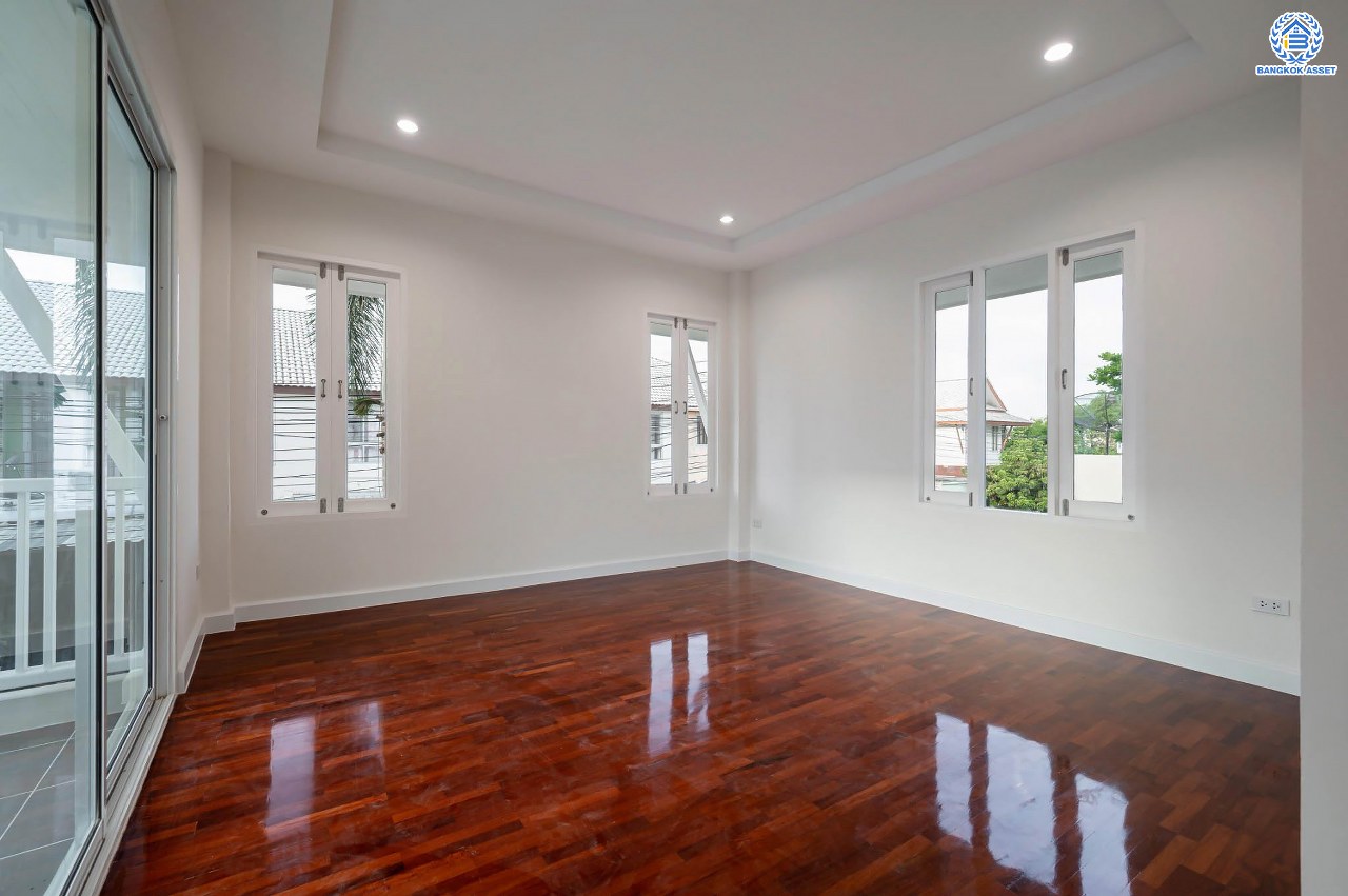 บ้านมือสองตกแต่งใหม่ โครงการ ปารวีร์ เพชรเกษม63 เนื้อที่ 82.4 ตร.ว. ฟังก์ชัน 3 ห้องนอน 4 ห้องน้ำ 1 ห้องแม่บ้าน 2 ที่จอดรถ บนพื้นที่ใช้สอย 244.52 ตร.ม. ทำเลศักยภาพ เชื่อมต่อหลายเส้นทาง ใกล้เดอะมอลล์บางแค จุดขึ้นทางด่วน "พระราม2" และรถไฟฟ้าสายสีน้ำเงิน "สถานีหลักสอง"